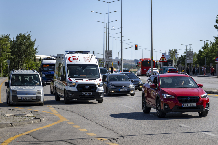 Ambulanslara yol açan 'fermuar sistemi' yaşama tutunma şansını artırıyor